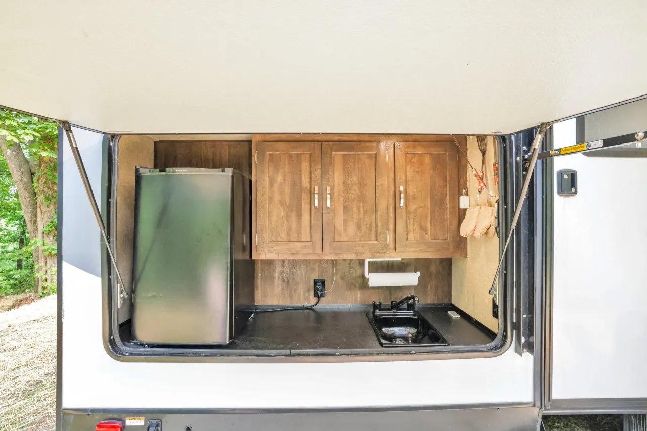 Gentle Breeze Cabins: The Chestnut Camper 9