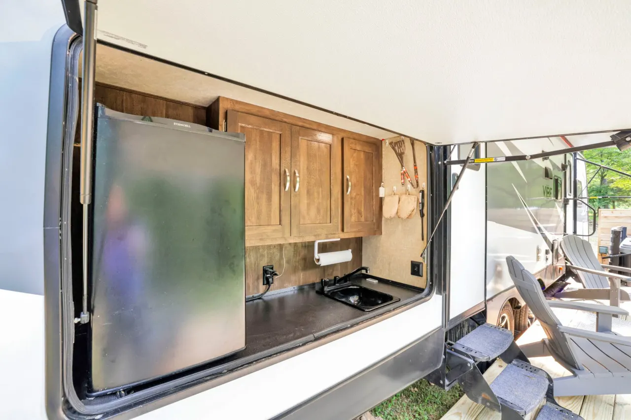 Gentle Breeze Cabins: The Chestnut Camper 11