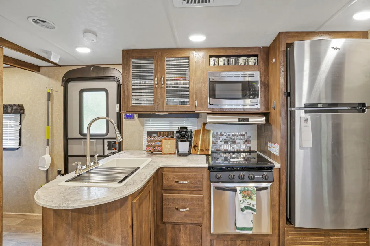 Gentle Breeze Cabins: The Chestnut Camper 17