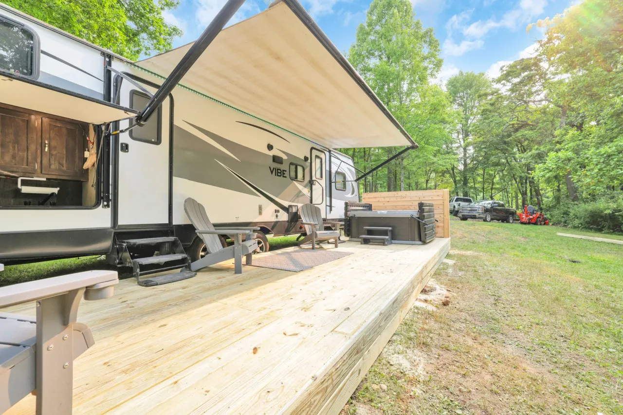 Gentle Breeze Cabins: The Chestnut Camper — photo 3