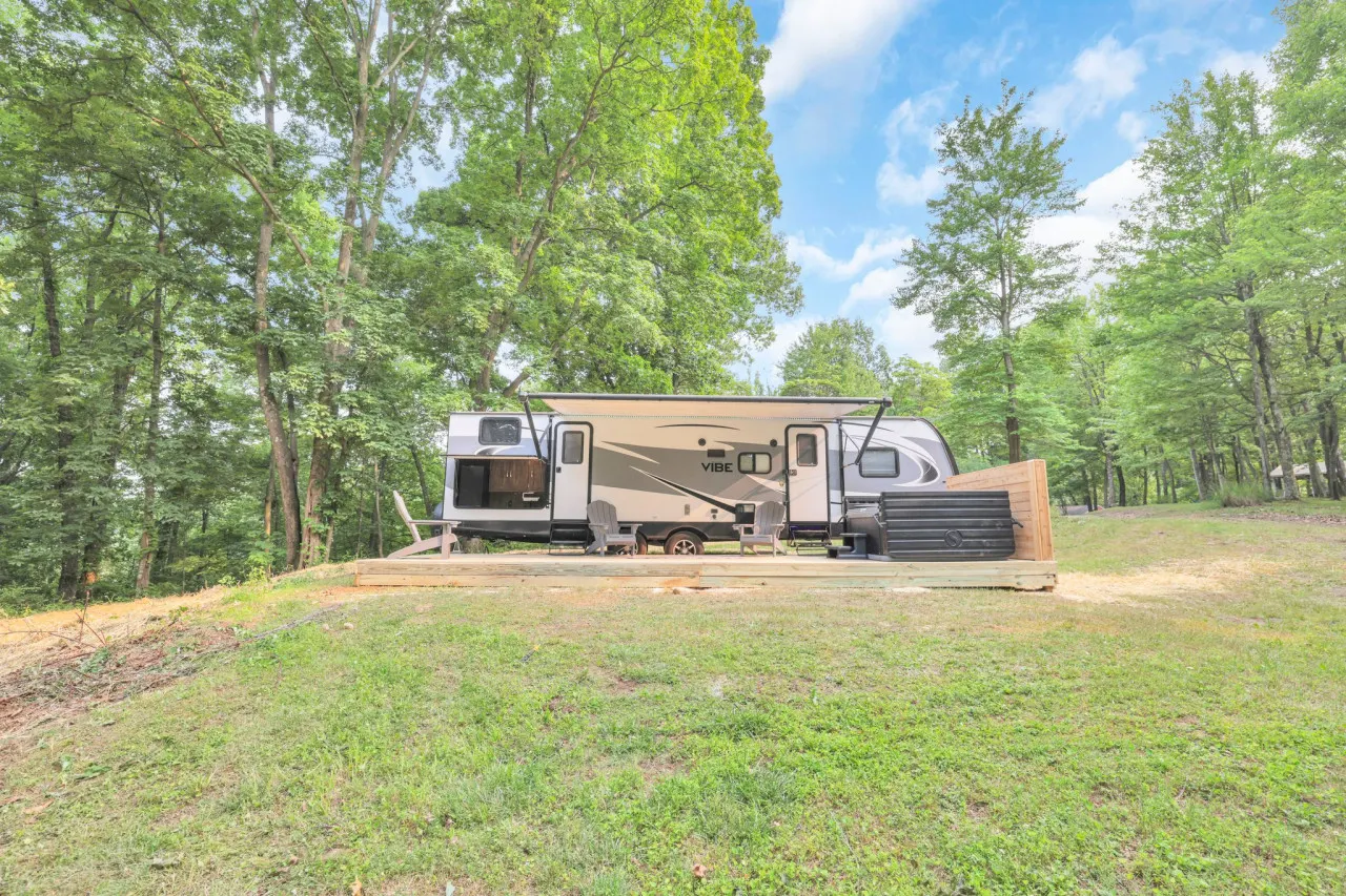 Gentle Breeze Cabins: The Chestnut Camper — photo 4