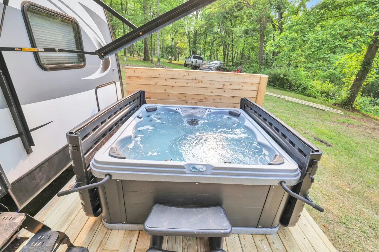 Gentle Breeze Cabins: The Chestnut Camper — photo 5