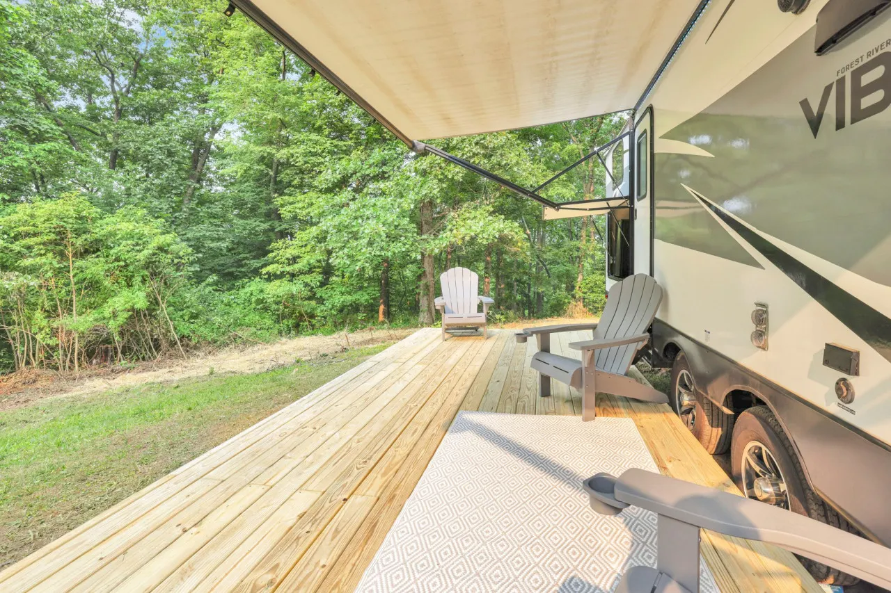 Gentle Breeze Cabins: The Chestnut Camper 6