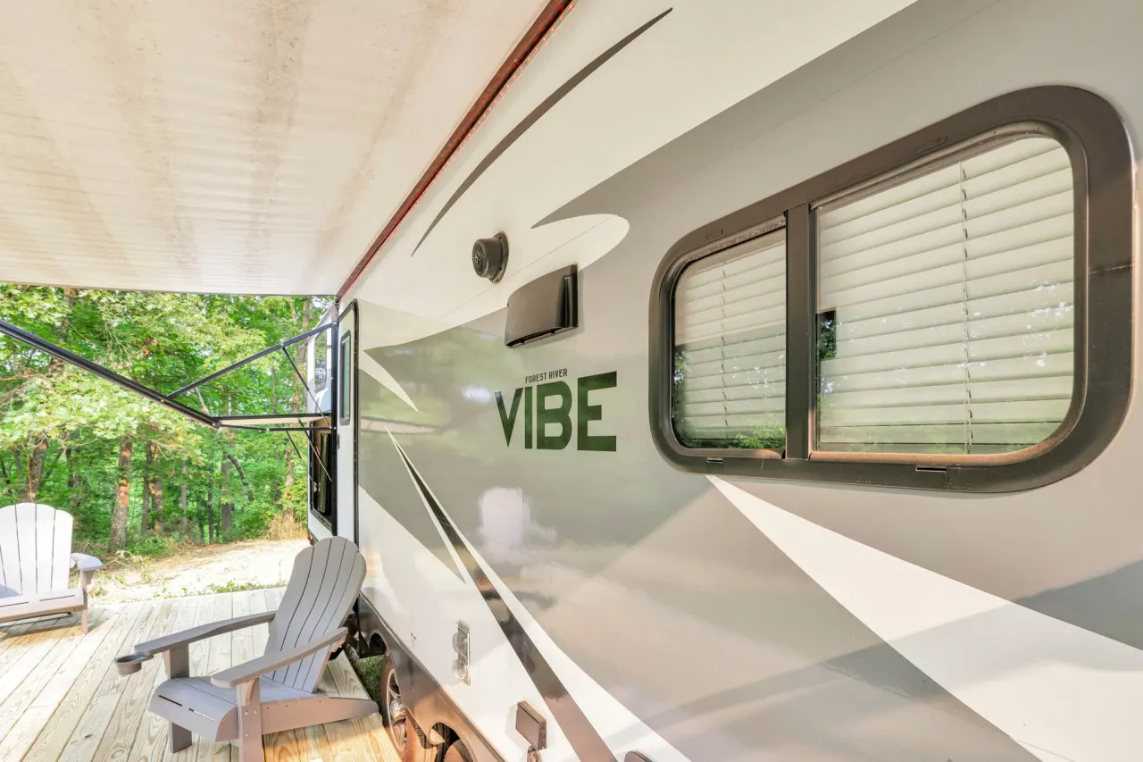 Gentle Breeze Cabins: The Chestnut Camper 8