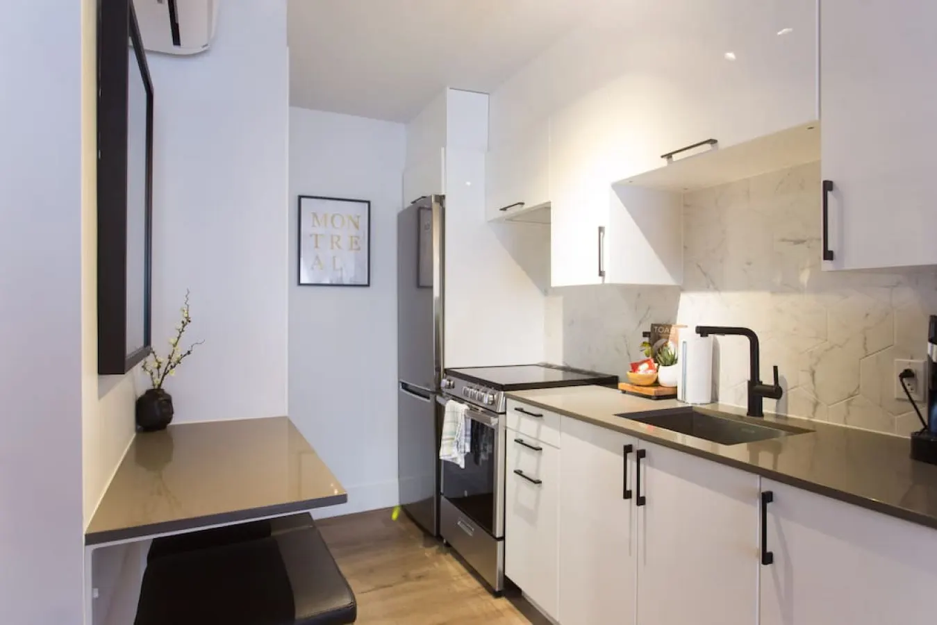 Little Italy - Fun & Funky Little Italy Mini Studio with Full Kitchen - Unit 301 10