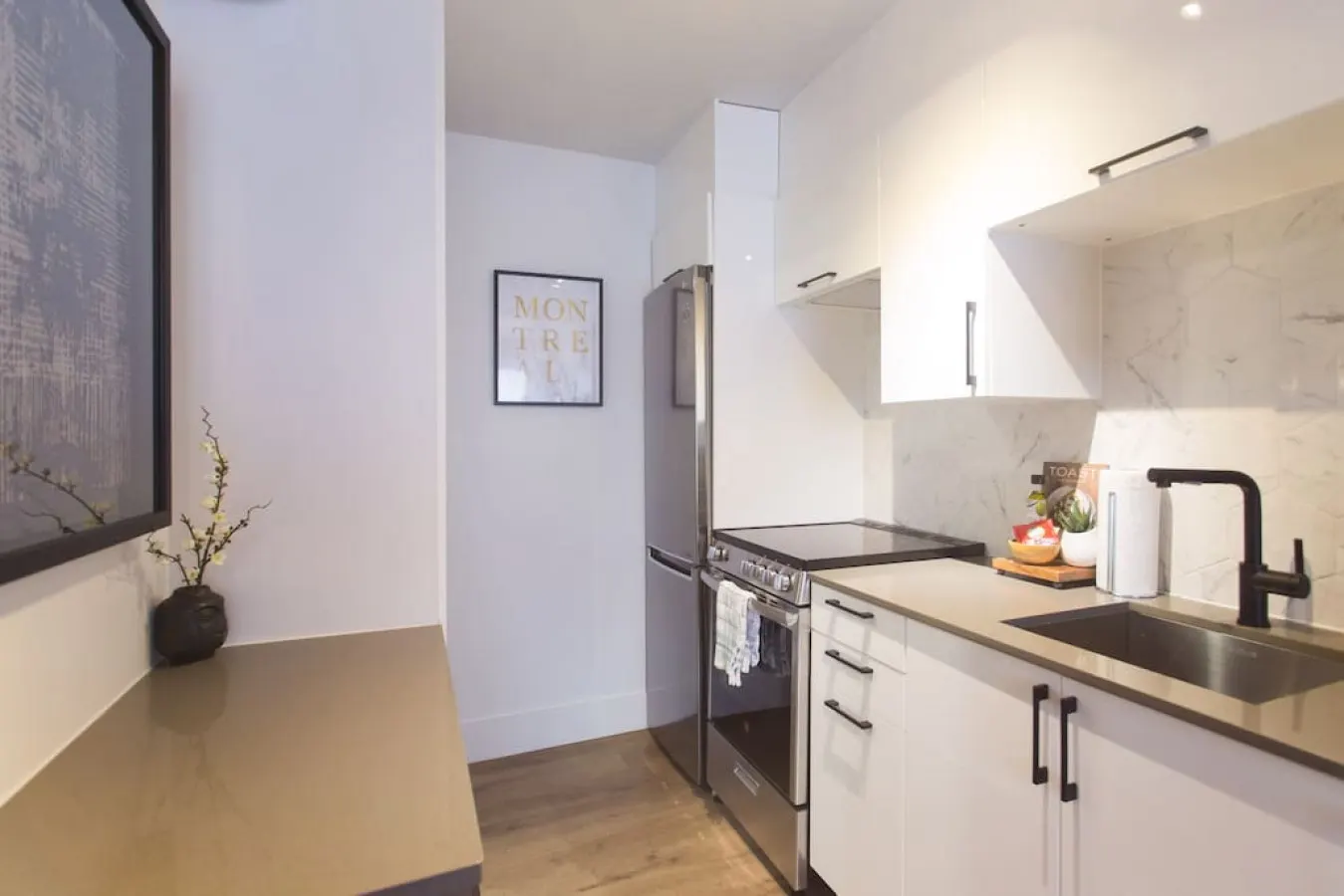 Little Italy - Fun & Funky Little Italy Mini Studio with Full Kitchen - Unit 301 14