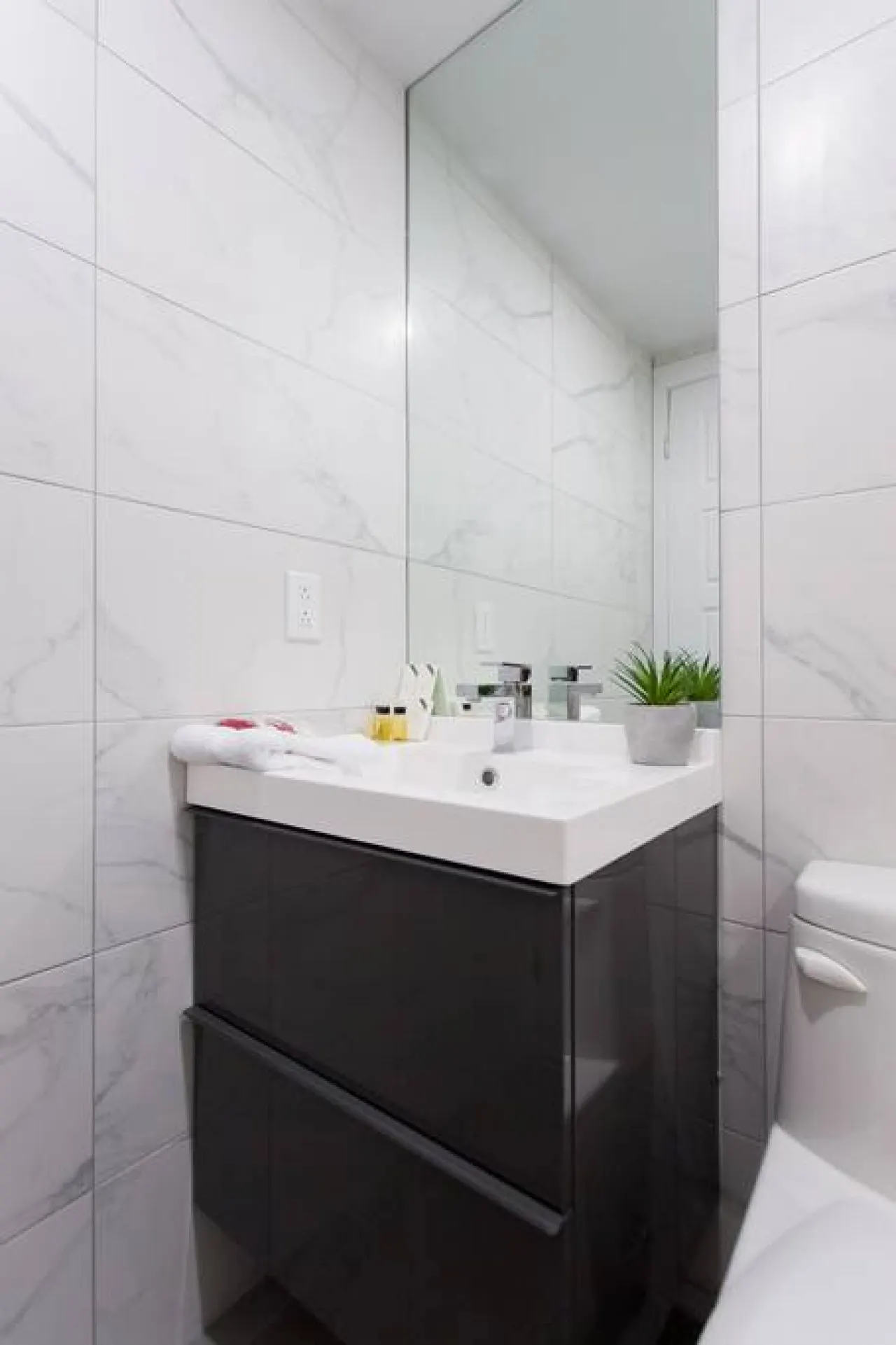 Little Italy - Fun & Funky Little Italy Mini Studio with Full Kitchen - Unit 301 17