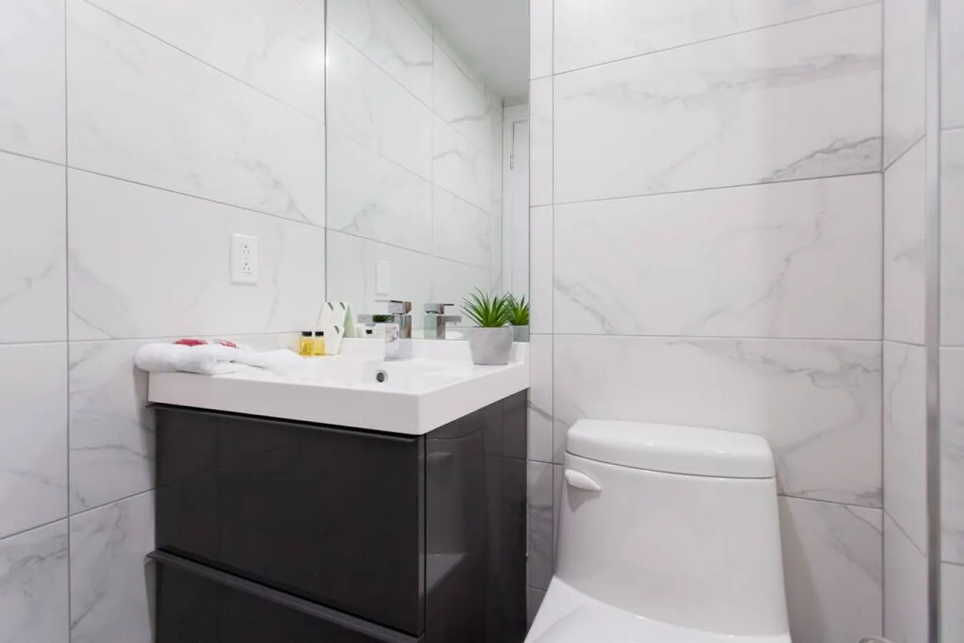 Little Italy - Fun & Funky Little Italy Mini Studio with Full Kitchen - Unit 301 18