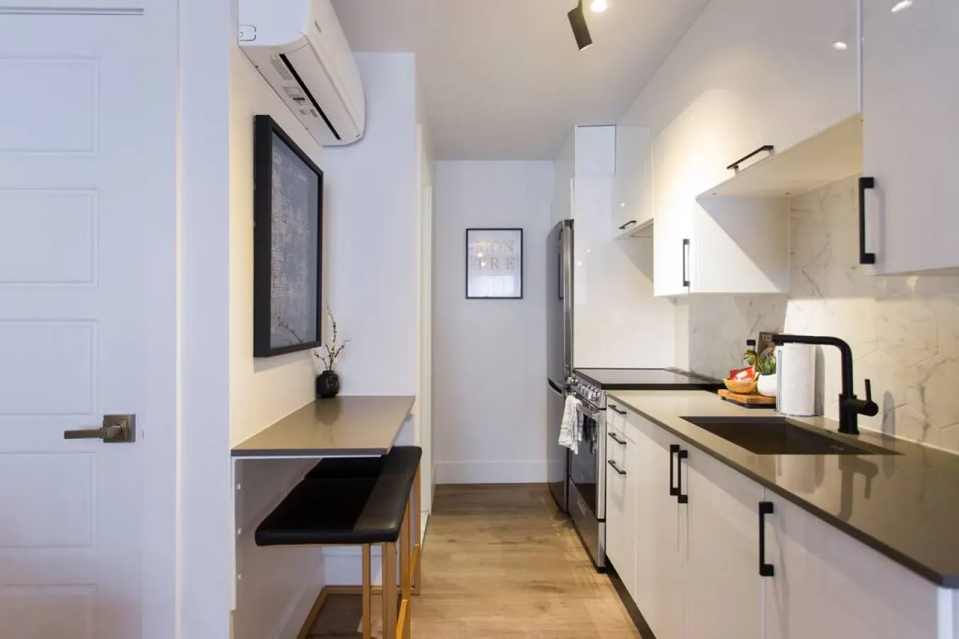 Little Italy - Fun & Funky Little Italy Mini Studio with Full Kitchen - Unit 301 6