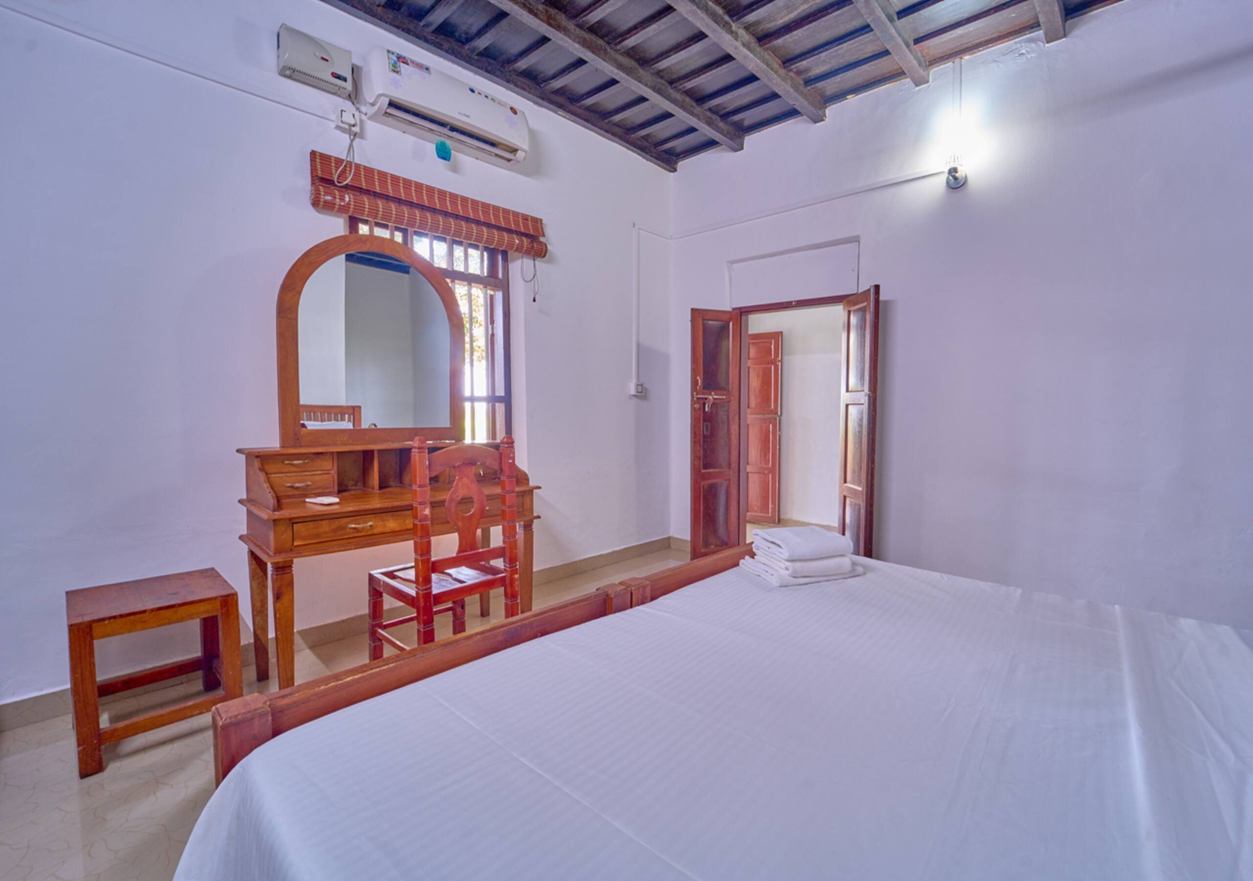 Alappuzha Lakefront Heritage Home | Backwaters 29