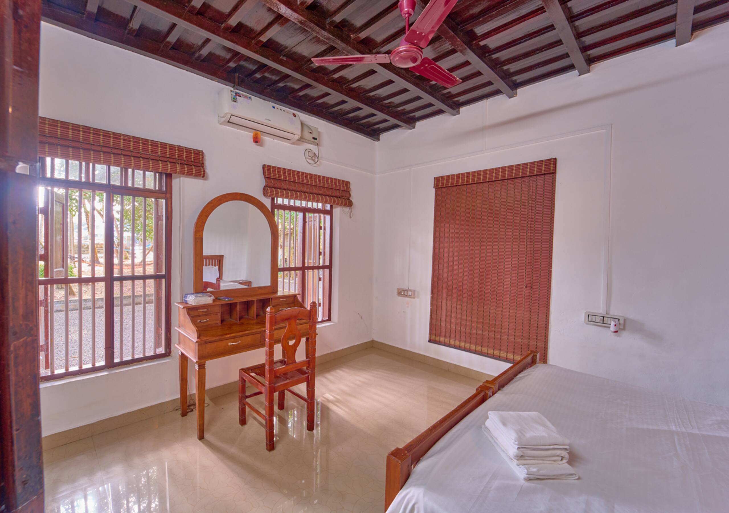 Alappuzha Lakefront Heritage Home | Backwaters 17
