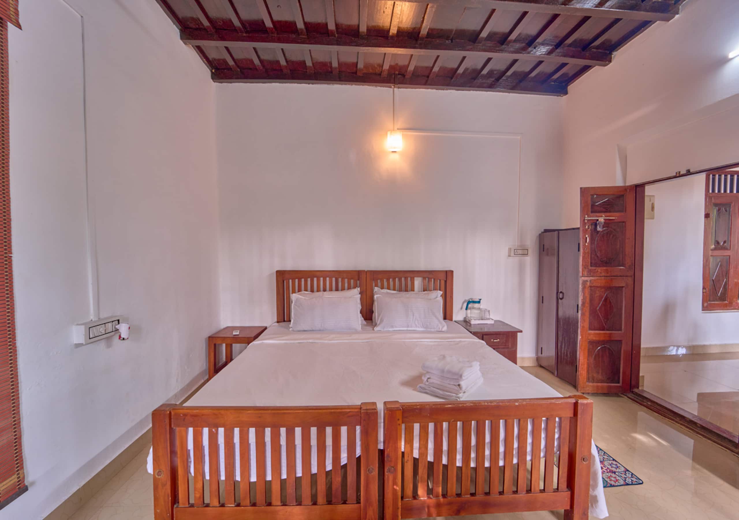 Alappuzha Lakefront Heritage Home | Backwaters 15