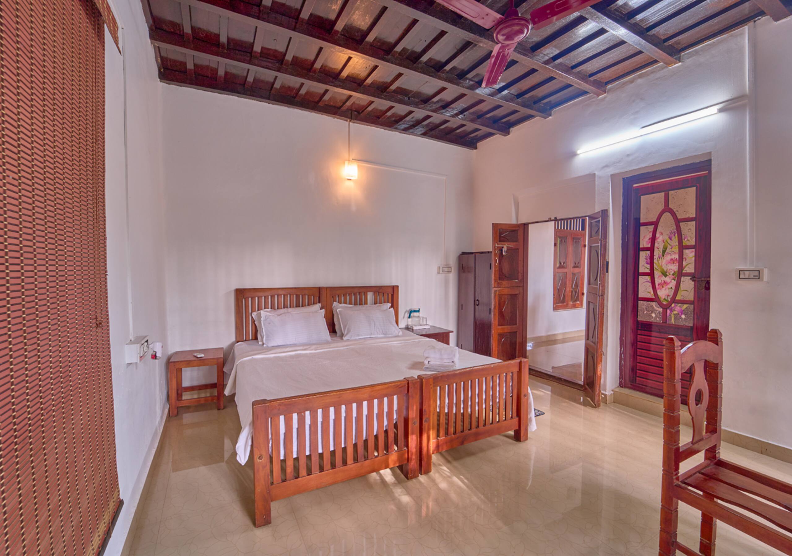 Alappuzha Lakefront Heritage Home | Backwaters 19