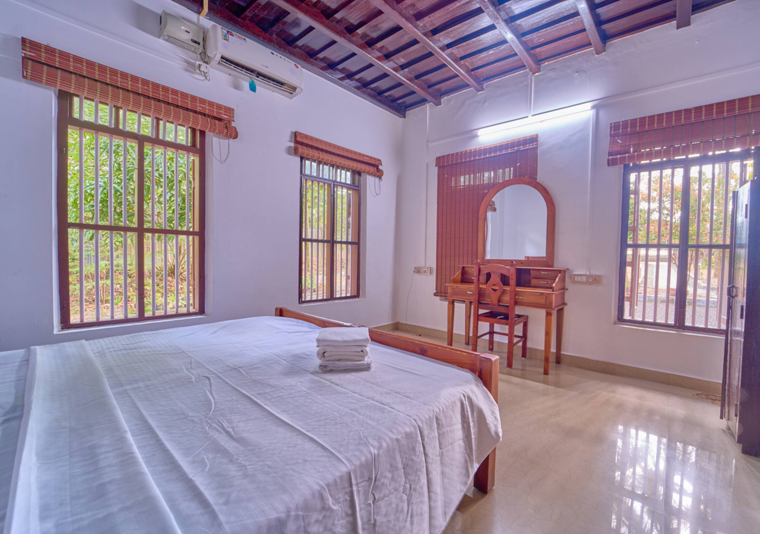 Alappuzha Lakefront Heritage Home | Backwaters 23