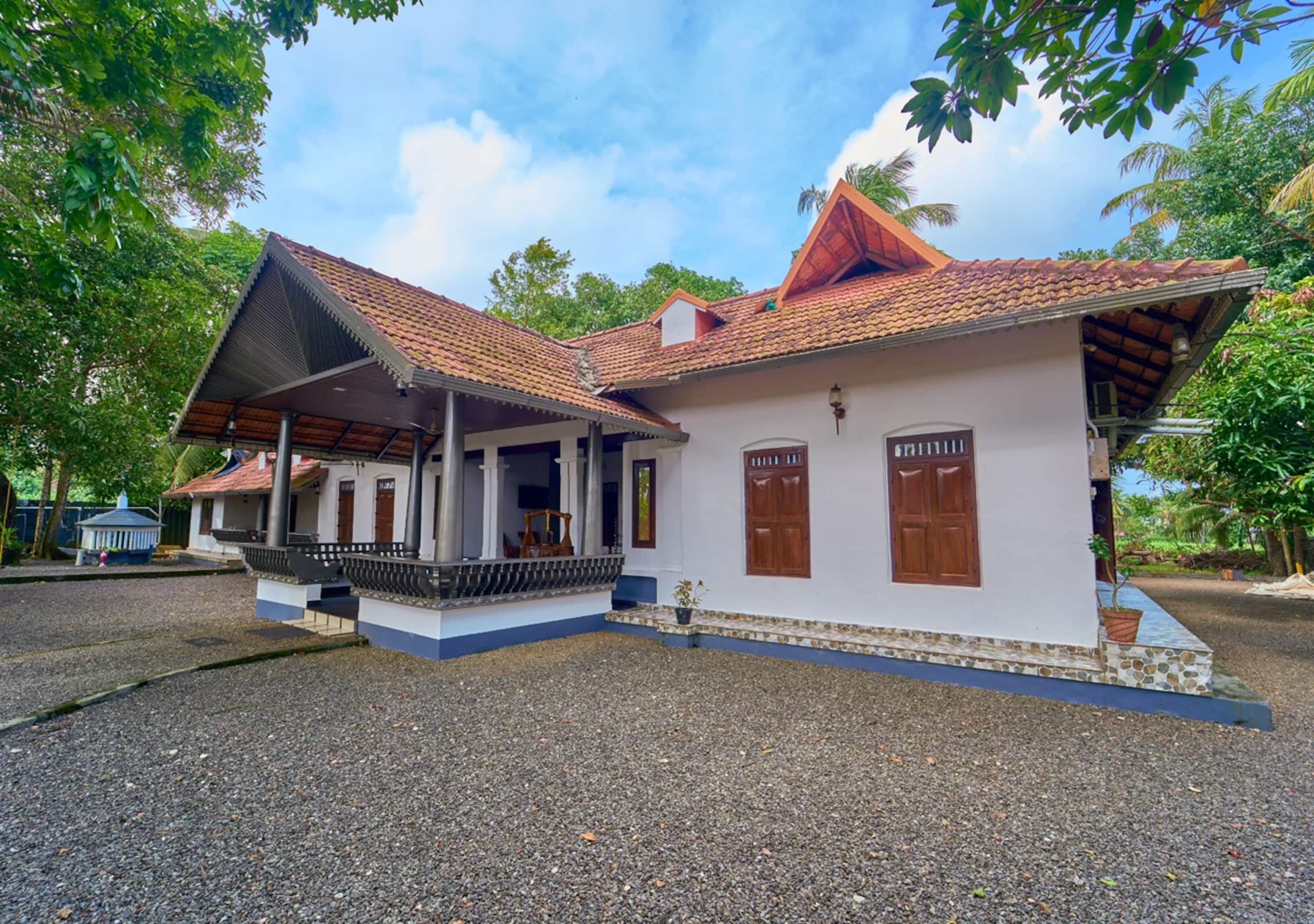 Alappuzha Lakefront Heritage Home | Backwaters