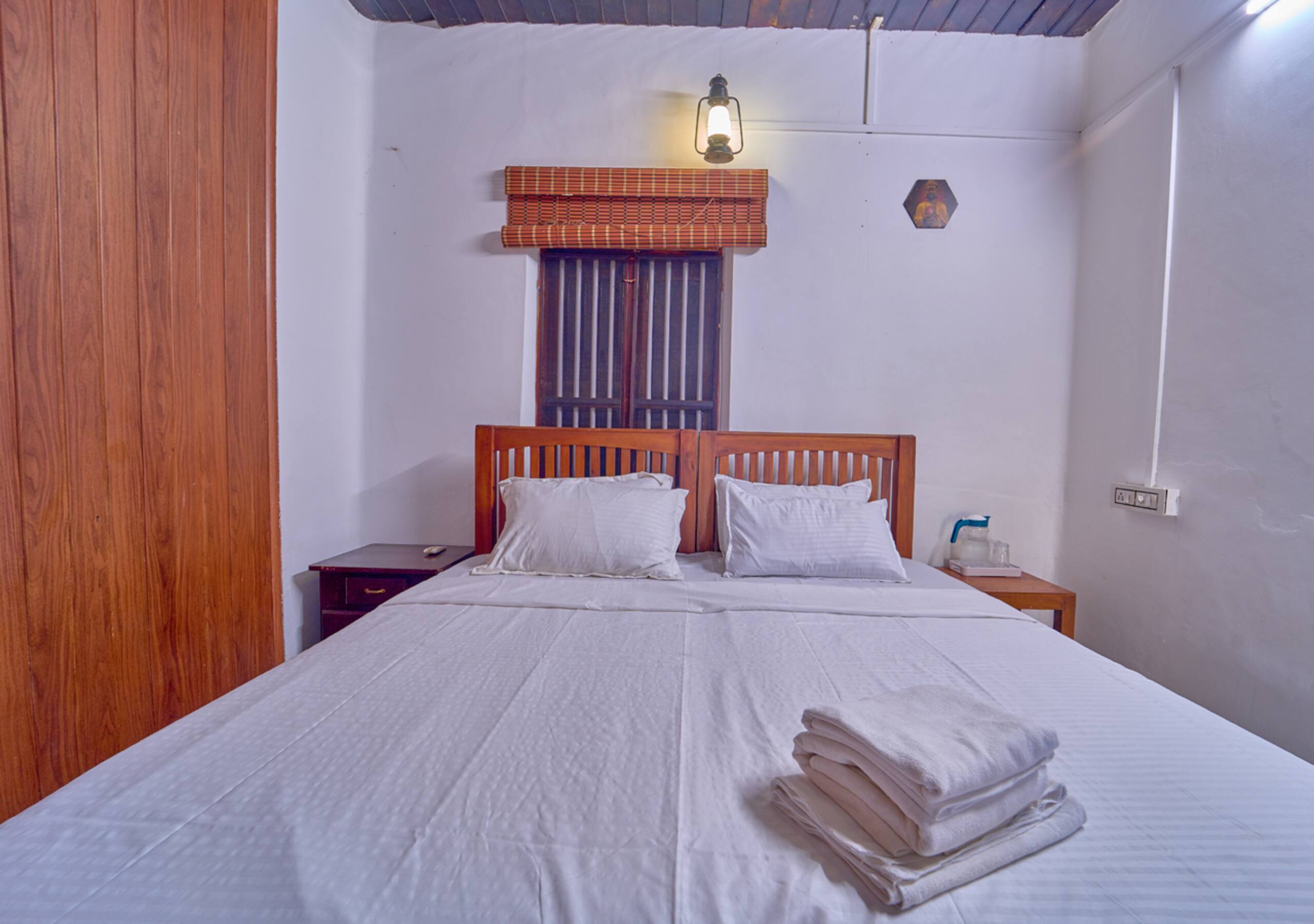 Alappuzha Lakefront Heritage Home | Backwaters 25