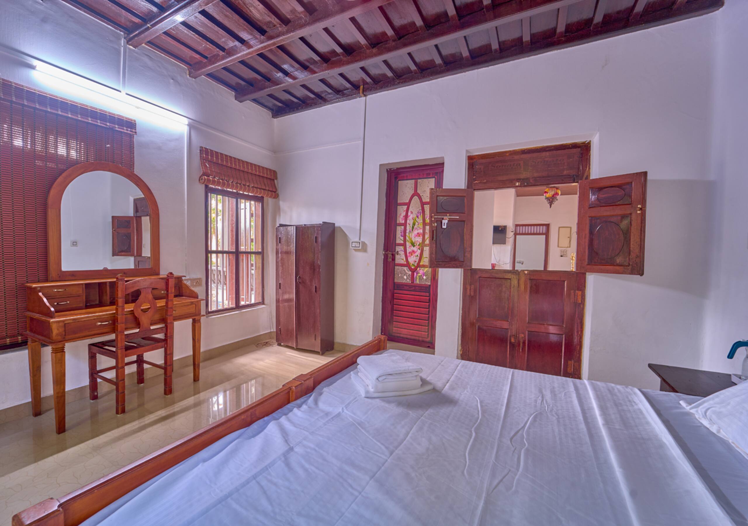 Alappuzha Lakefront Heritage Home | Backwaters 21