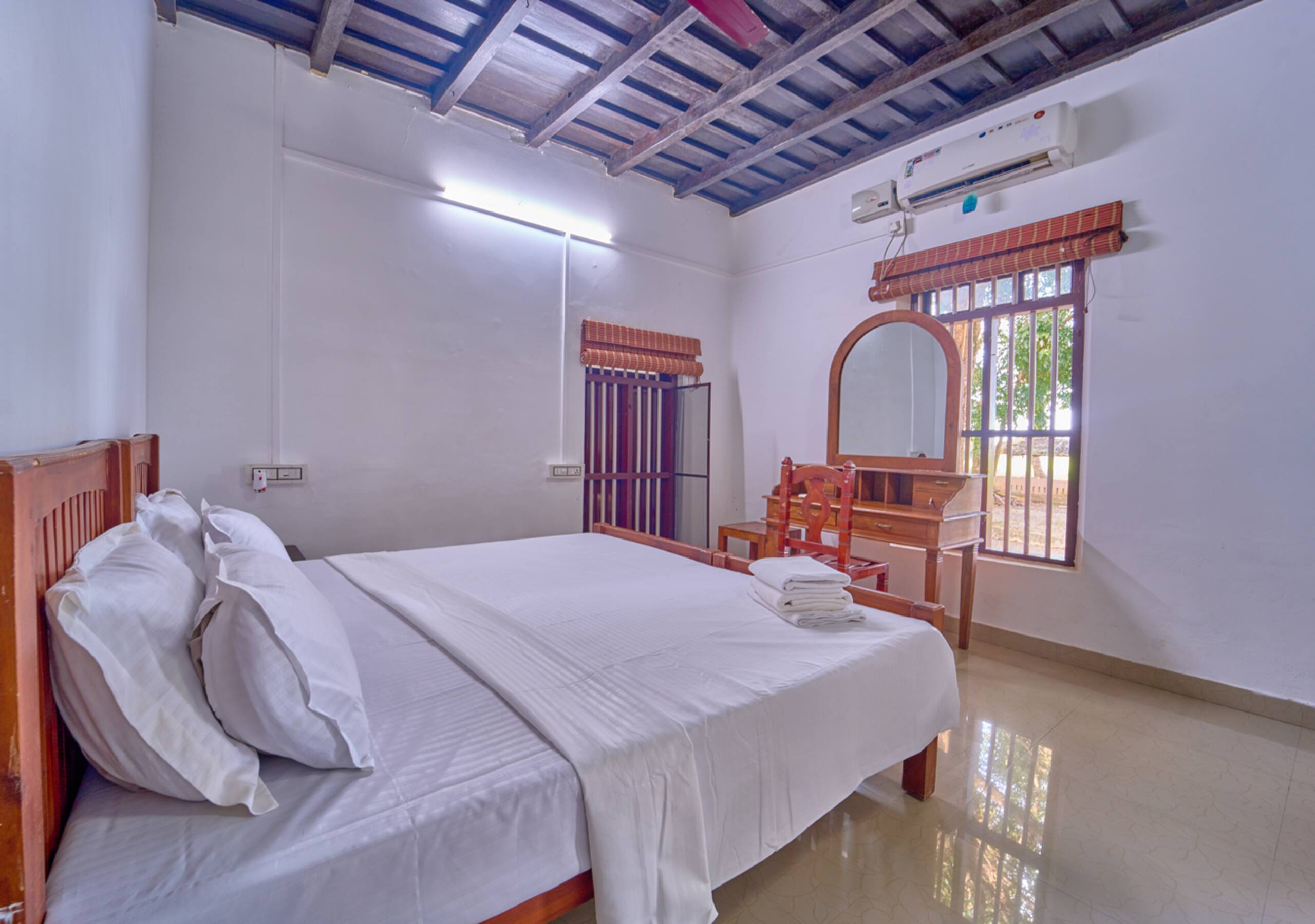 Alappuzha Lakefront Heritage Home | Backwaters 30