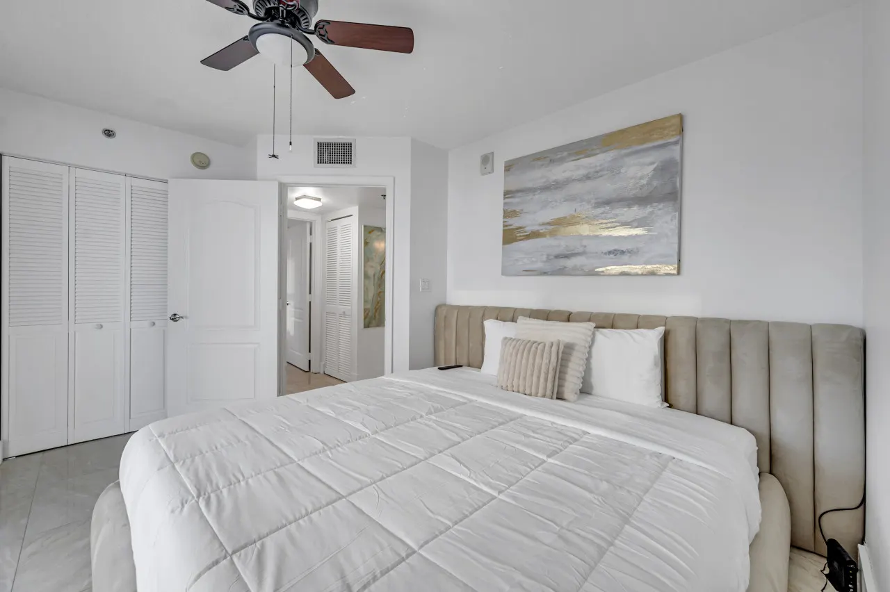 Luxurious private unit with parking 16