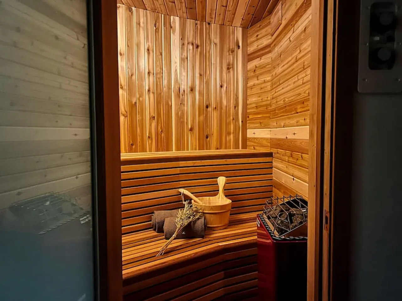 Architect Designed Round Cabin w Hot Tub & Sauna 2