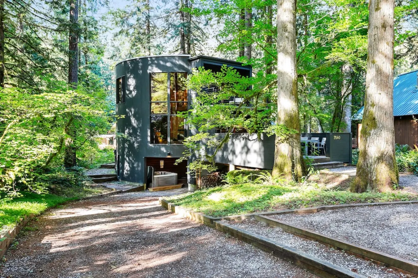 Architect Designed Round Cabin w Hot Tub & Sauna 11