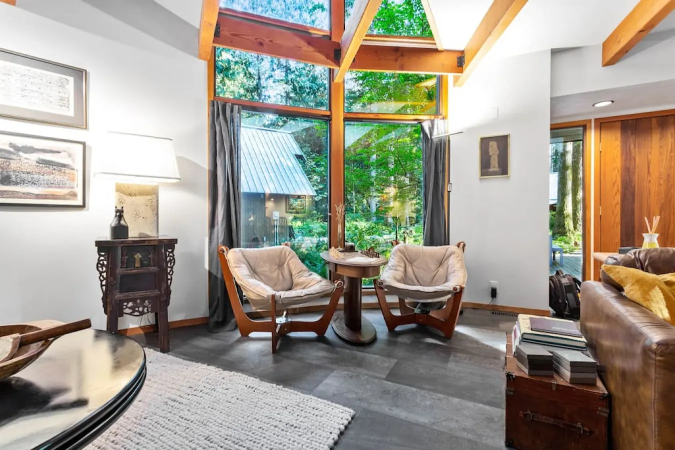 Architect Designed Round Cabin w Hot Tub & Sauna 16
