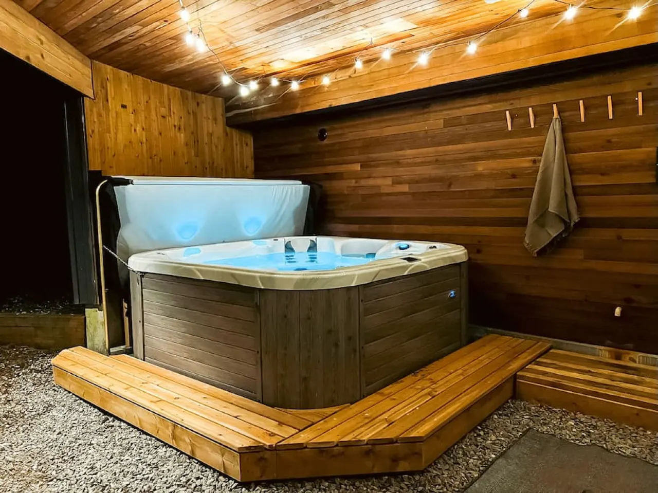 Architect Designed Round Cabin w Hot Tub & Sauna 4