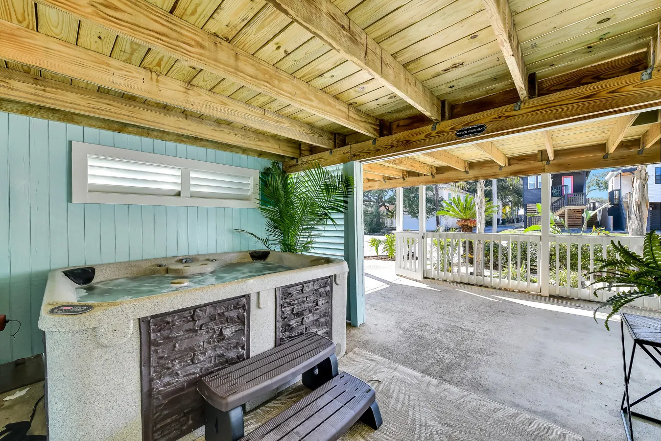 The Lazy Palm Cottage with Hot Tub and Near Beach 10
