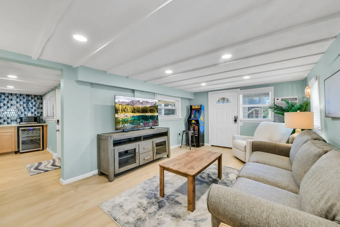 The Lazy Palm Cottage with Hot Tub and Near Beach 16