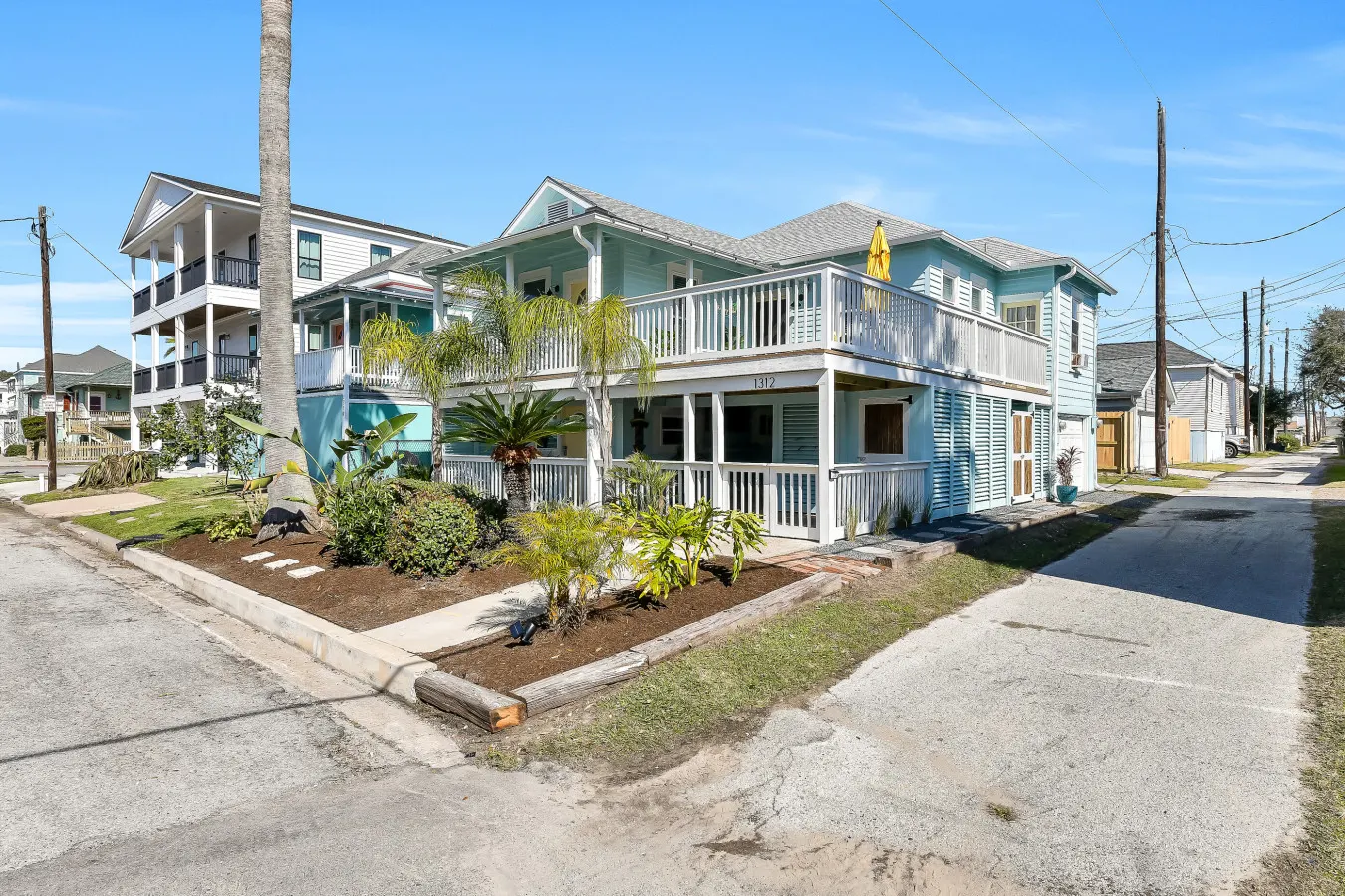 The Lazy Palm Cottage with Hot Tub and Near Beach 6