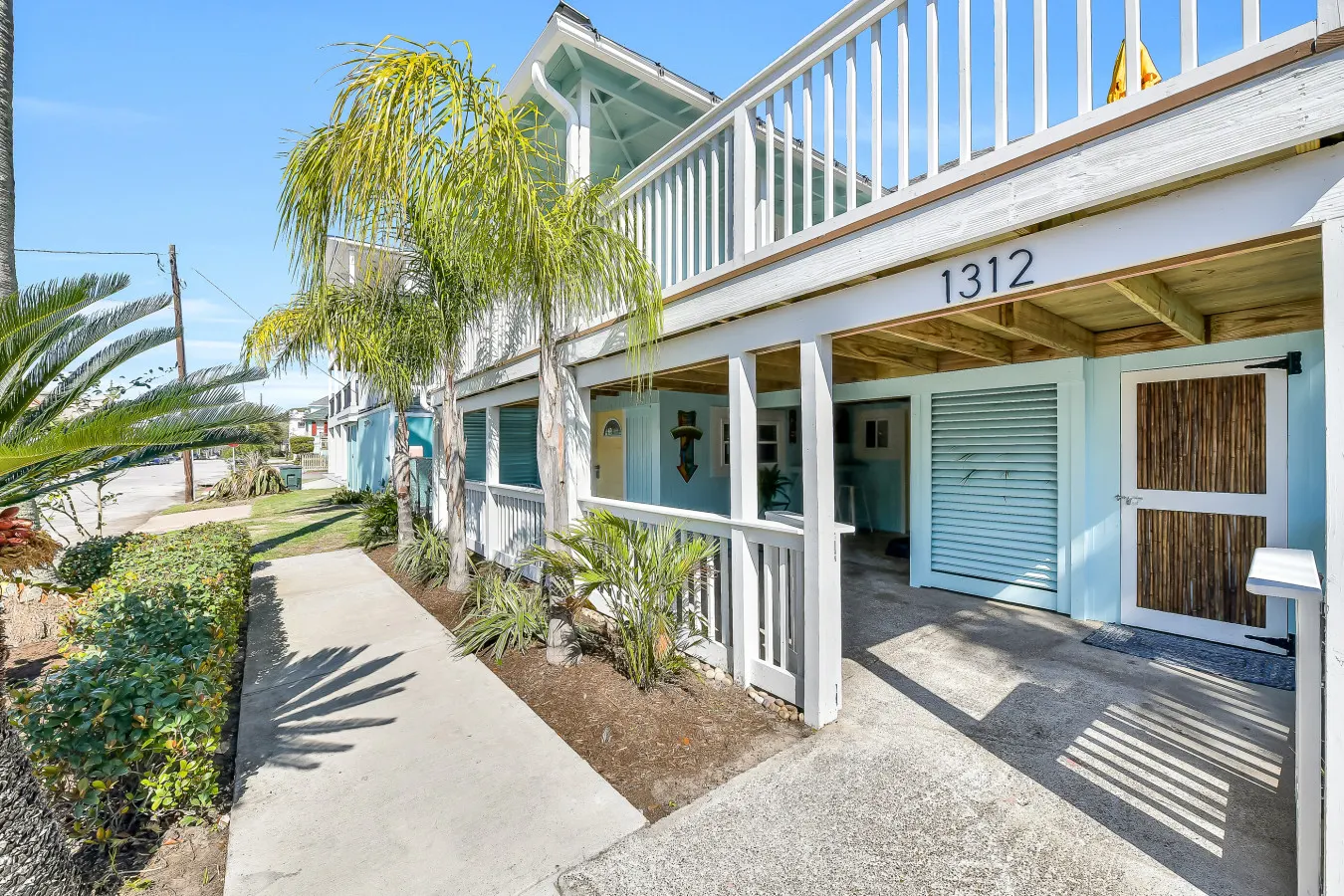 The Lazy Palm Cottage with Hot Tub and Near Beach 8