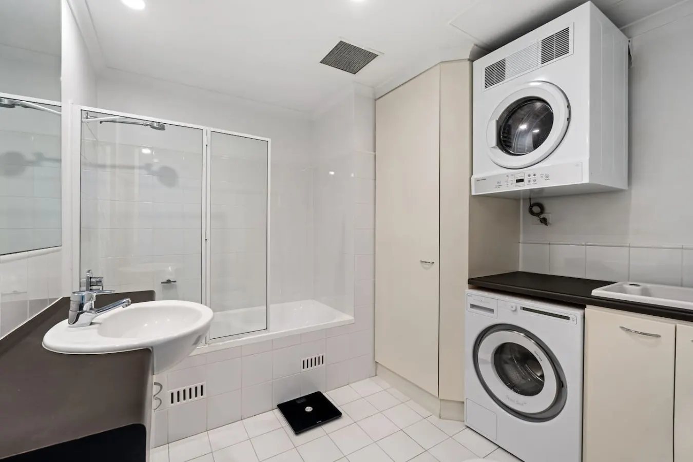 Apartment on the Marina 11