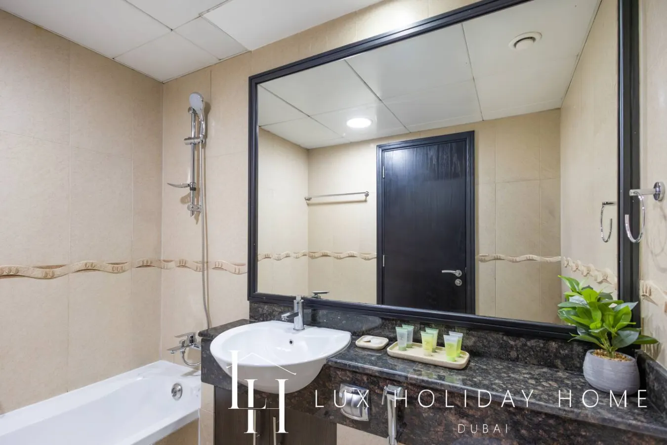 LUX The JLT Gold Crest Suite 16