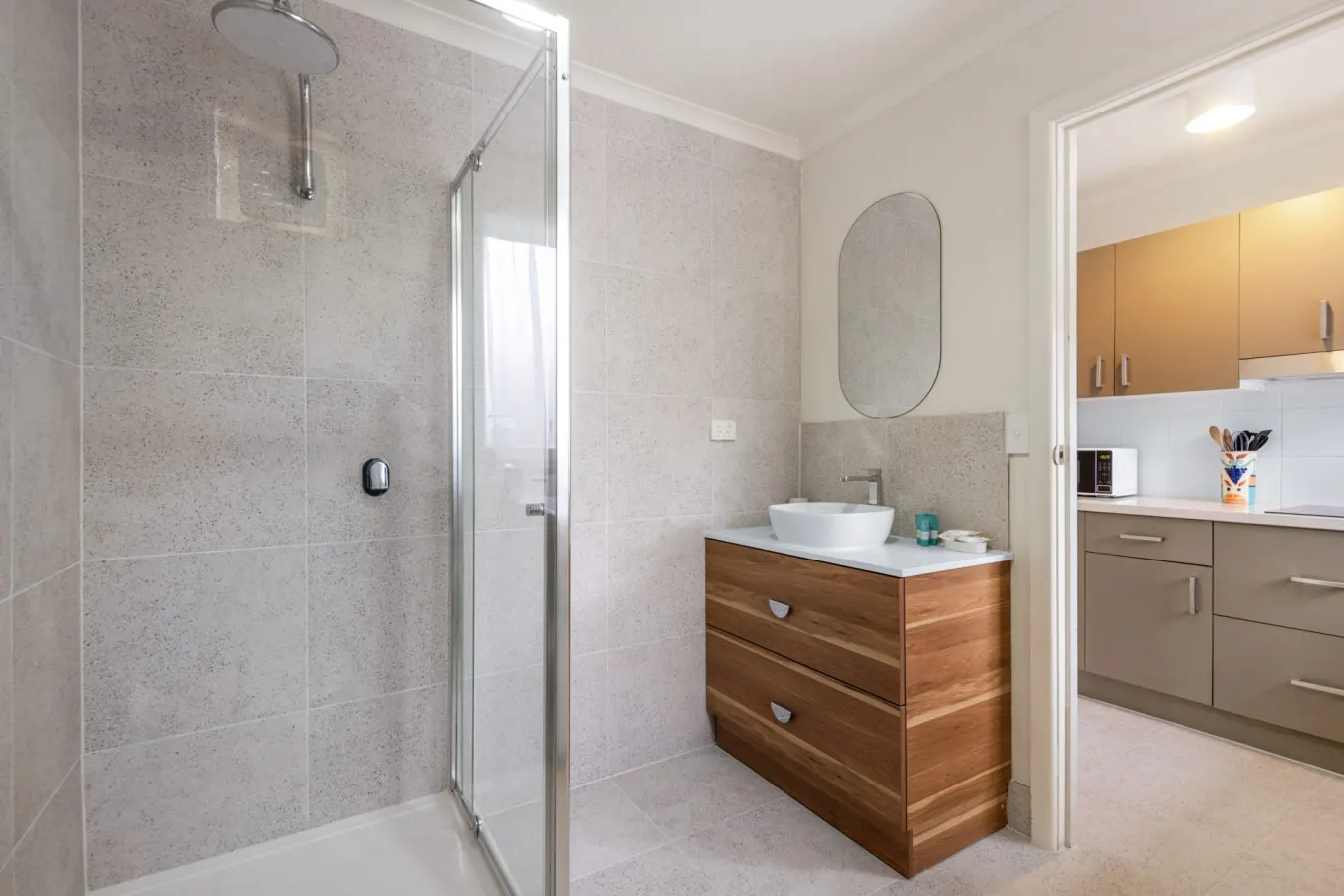 Short & Long term stays Convenient Geelong CBD 6