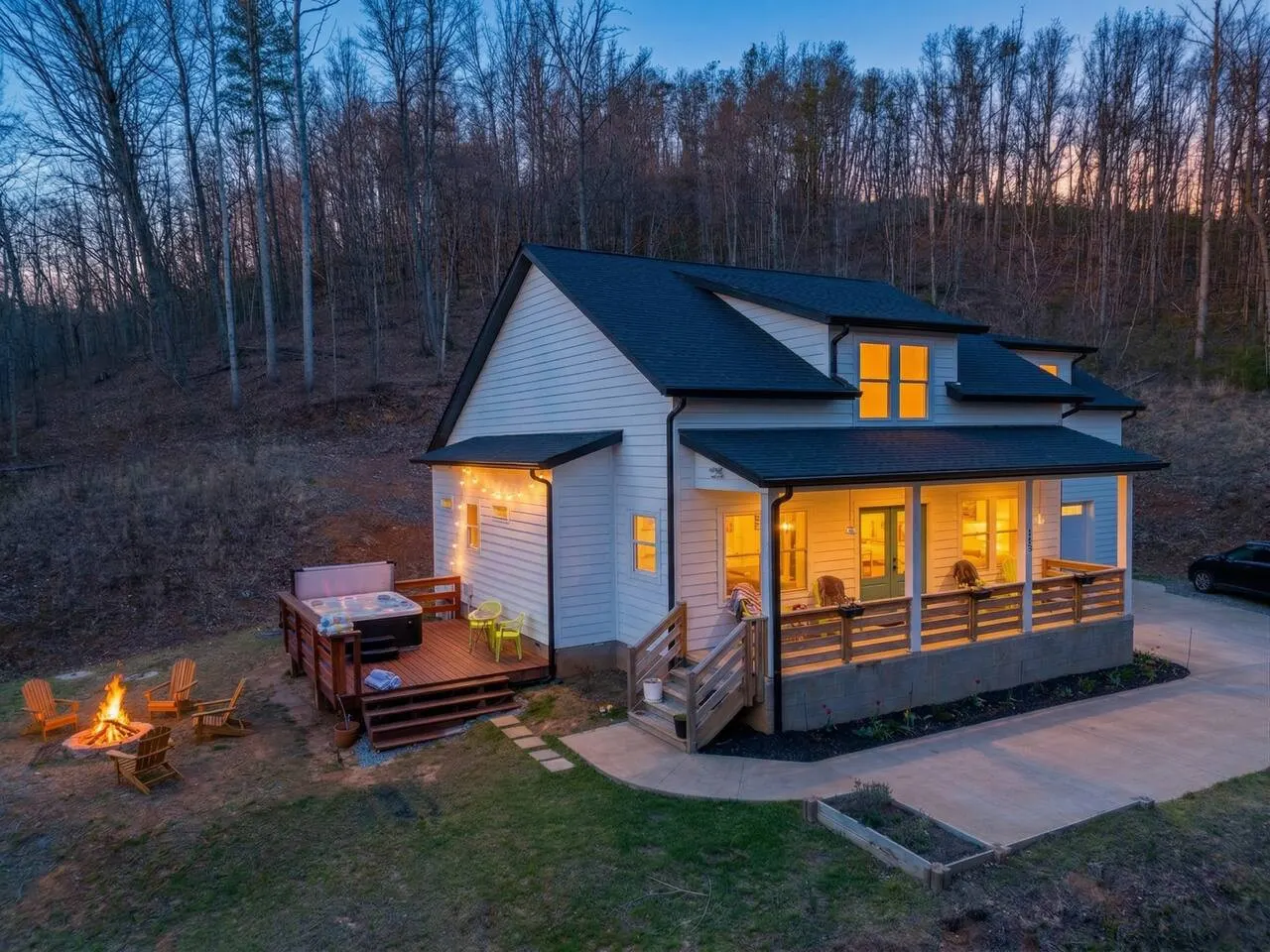20 Min to AVL | Hot Tub, Fire Pit & Mountain Views