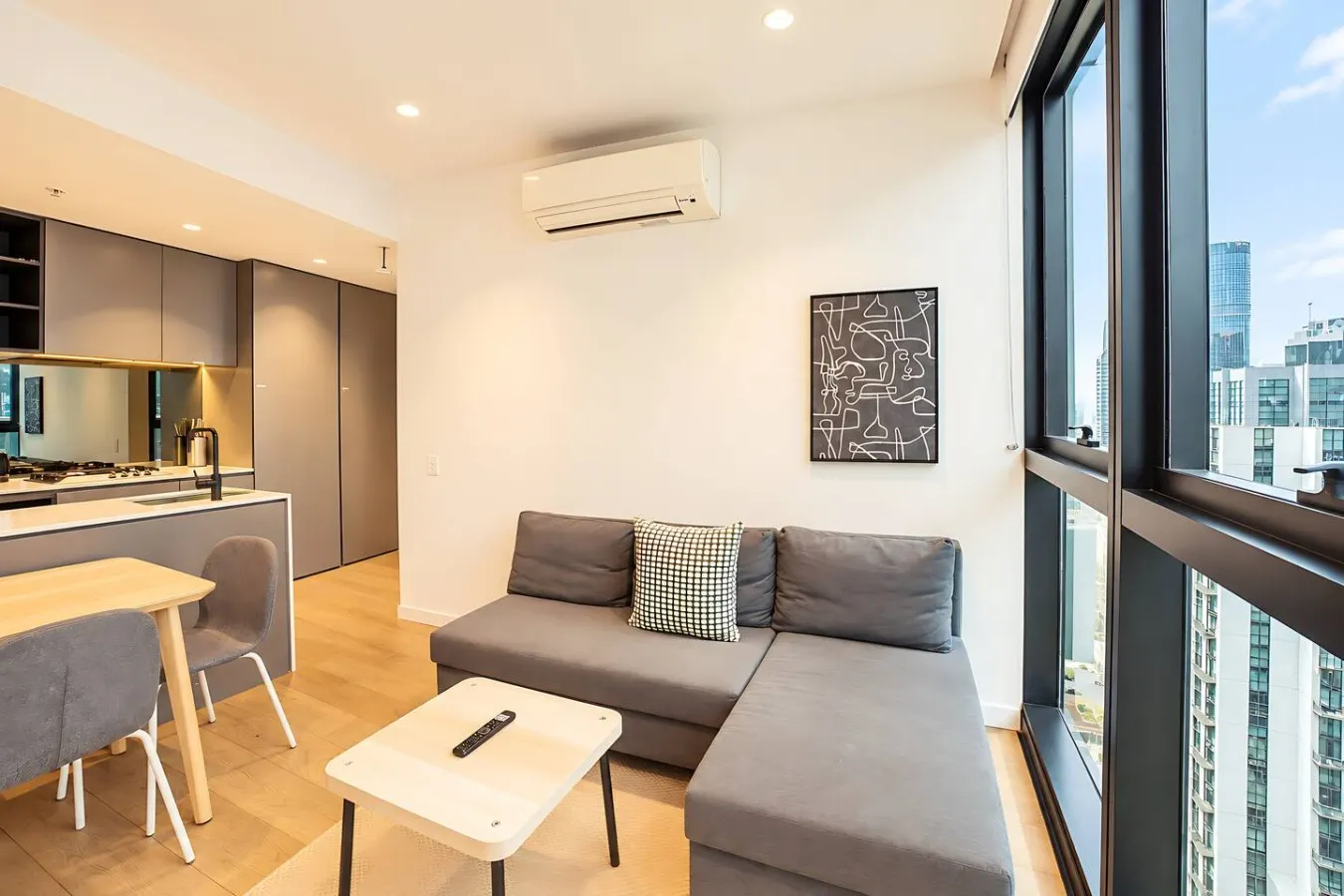 Central Melbourne 2BR Pool, Gym & City Views 1