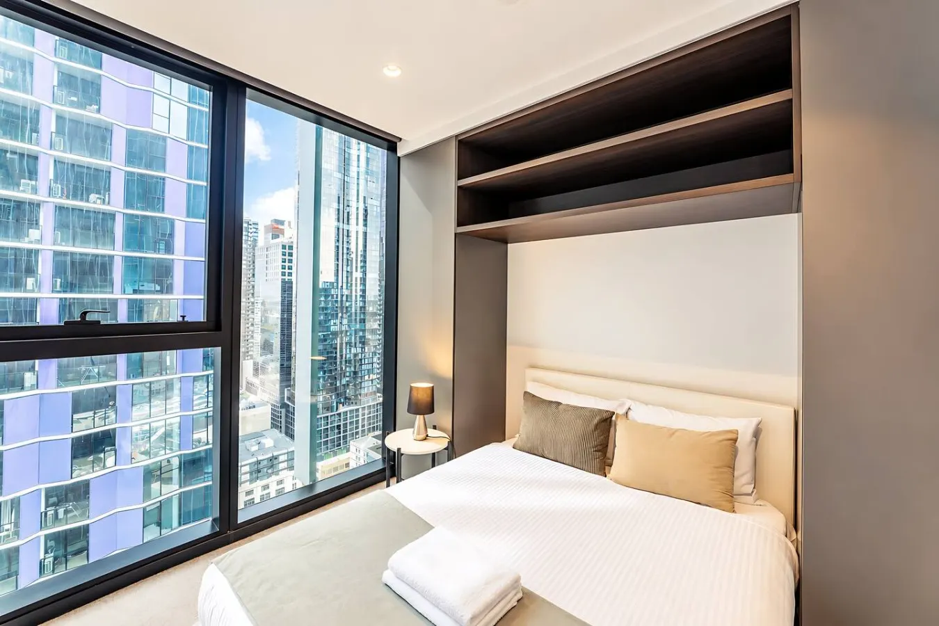 Central Melbourne 2BR Pool, Gym & City Views 2