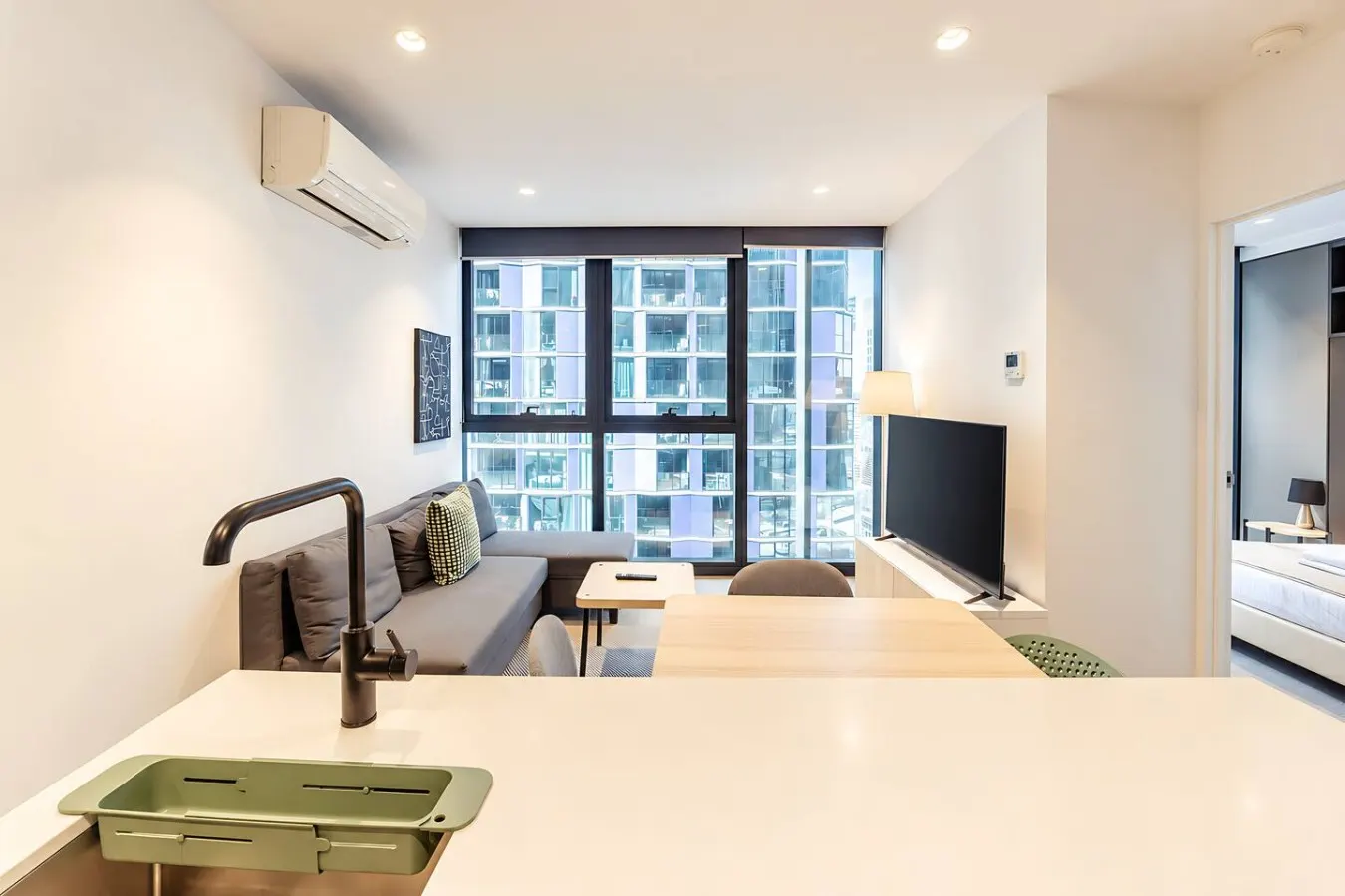 Central Melbourne 2BR Pool, Gym & City Views 9