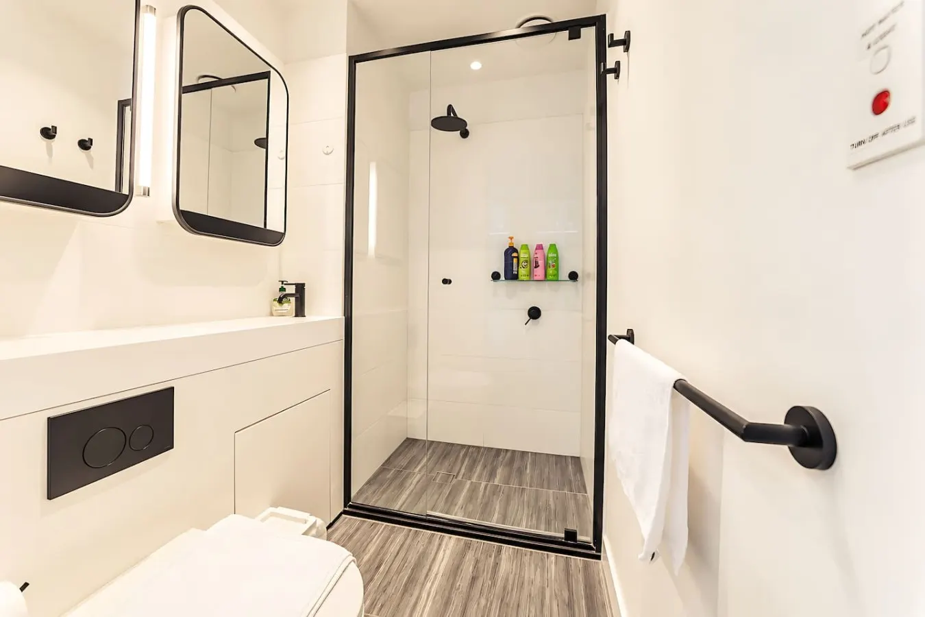 Central Melbourne 2BR Pool, Gym & City Views 10