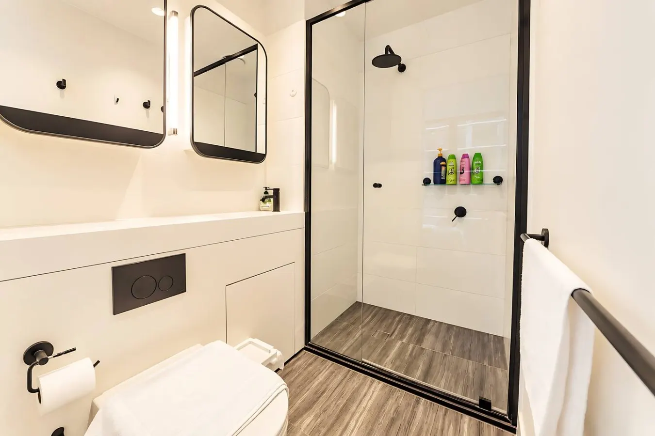 Central Melbourne 2BR Pool, Gym & City Views 11