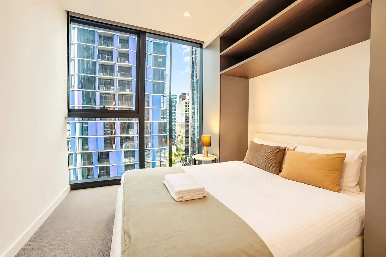 Central Melbourne 2BR Pool, Gym & City Views 12