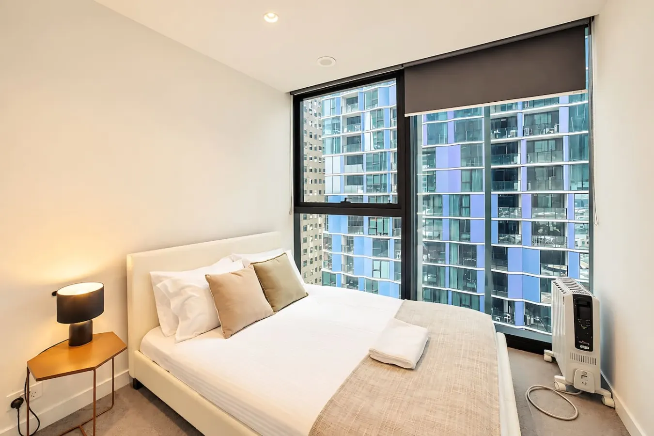 Central Melbourne 2BR Pool, Gym & City Views 13