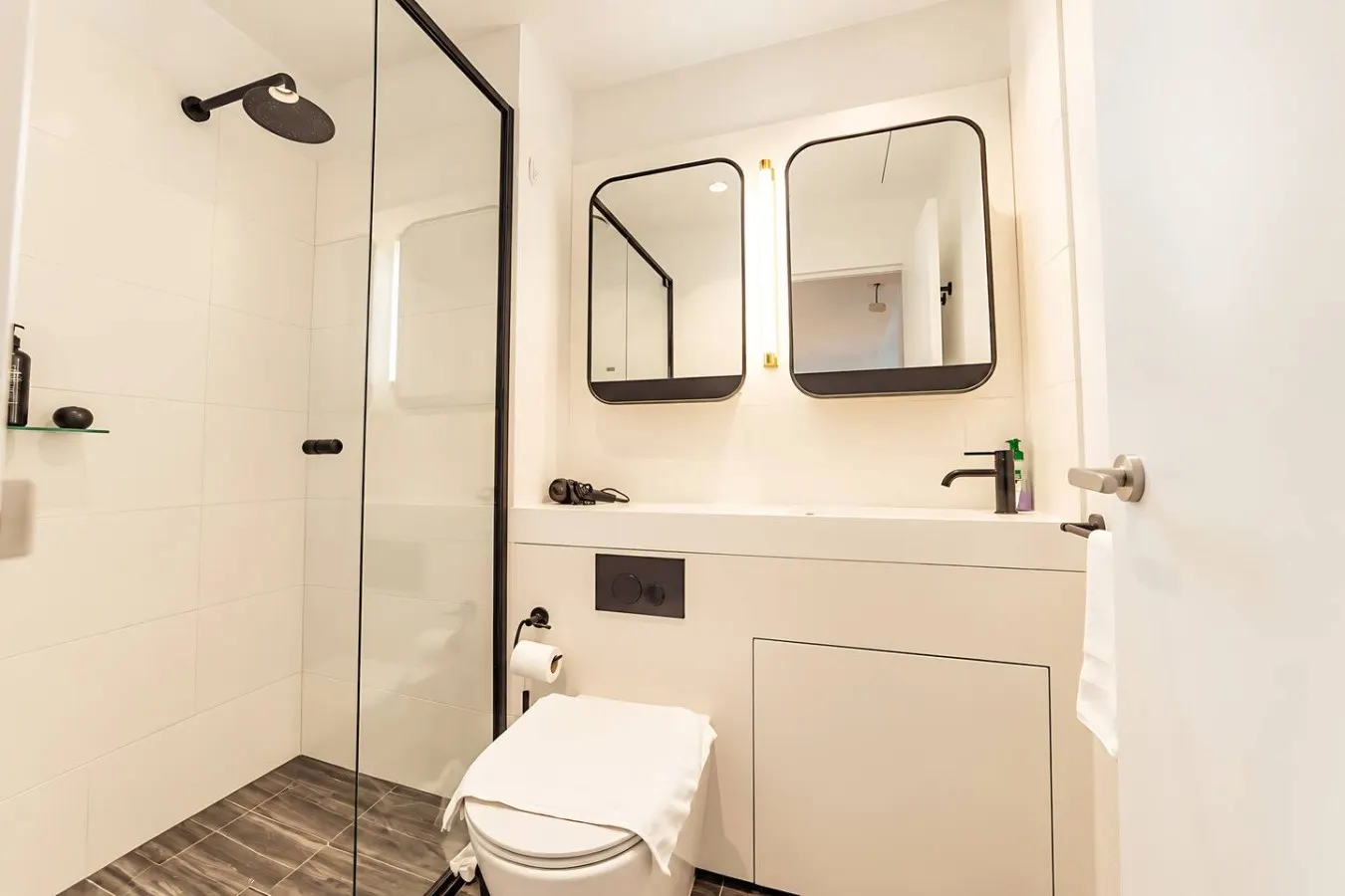 Central Melbourne 2BR Pool, Gym & City Views 15