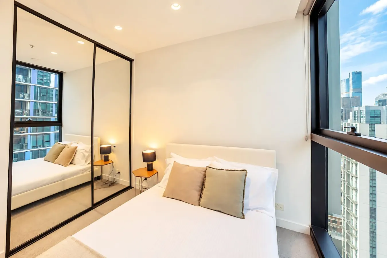 Central Melbourne 2BR Pool, Gym & City Views 16