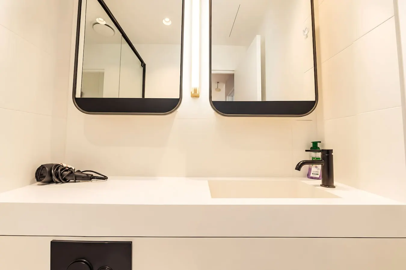 Central Melbourne 2BR Pool, Gym & City Views 17