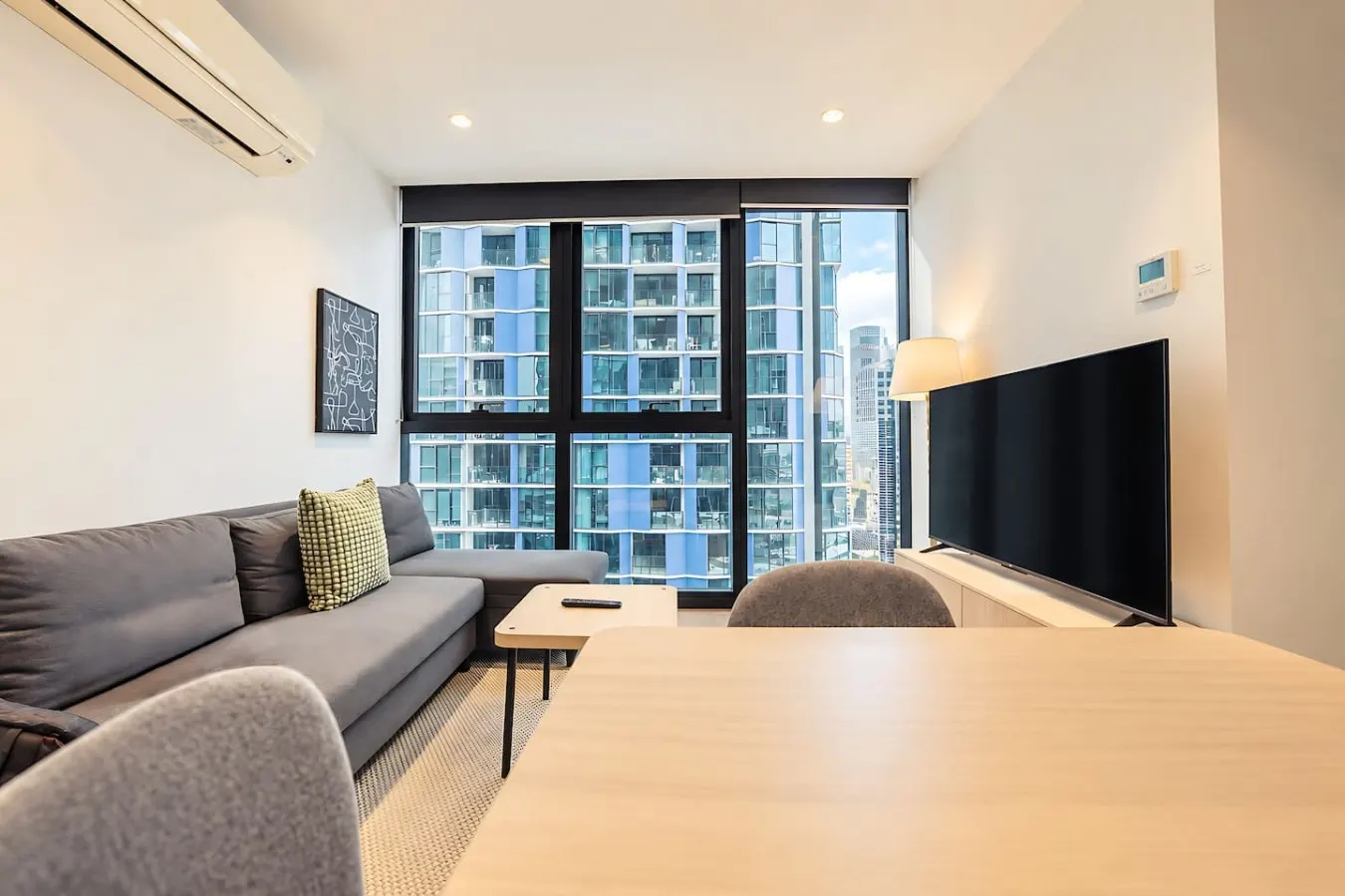 Central Melbourne 2BR Pool, Gym & City Views 18