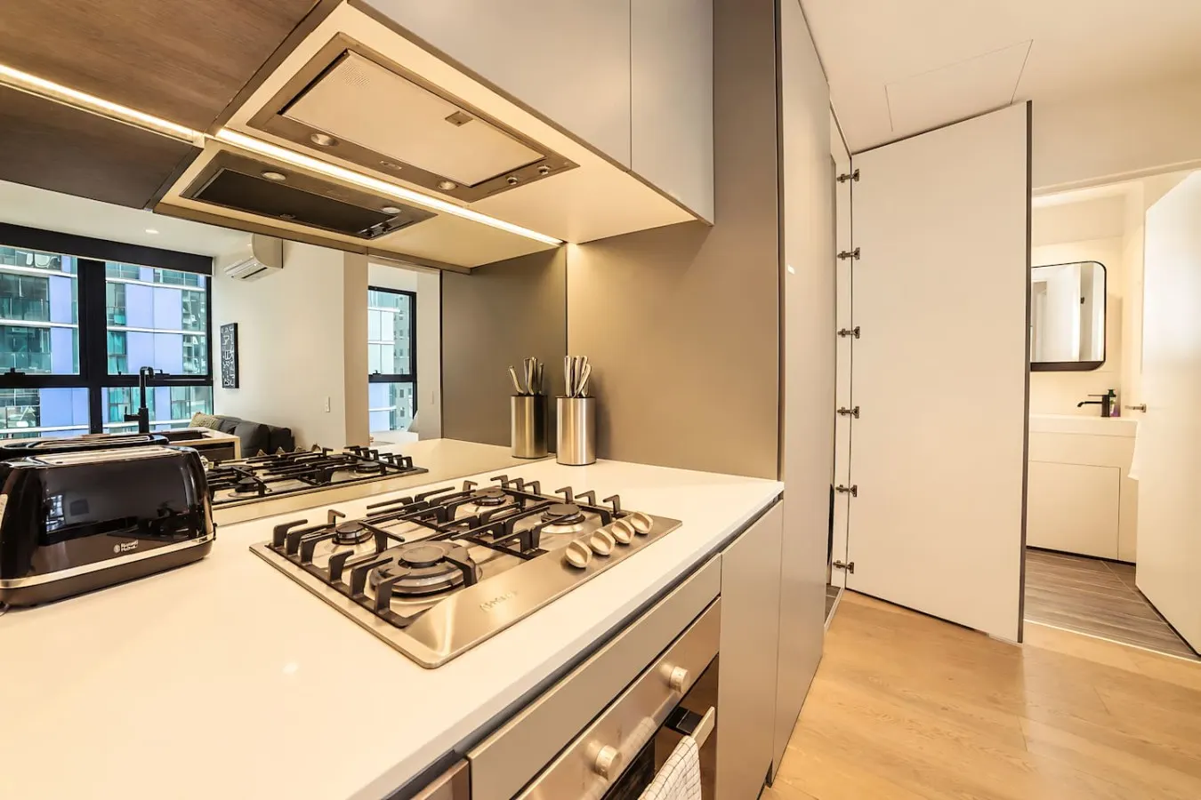 Central Melbourne 2BR Pool, Gym & City Views 19