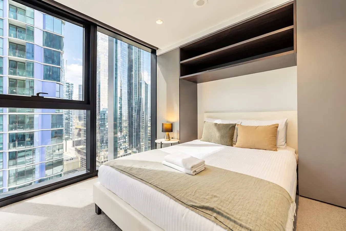 Central Melbourne 2BR Pool, Gym & City Views 20