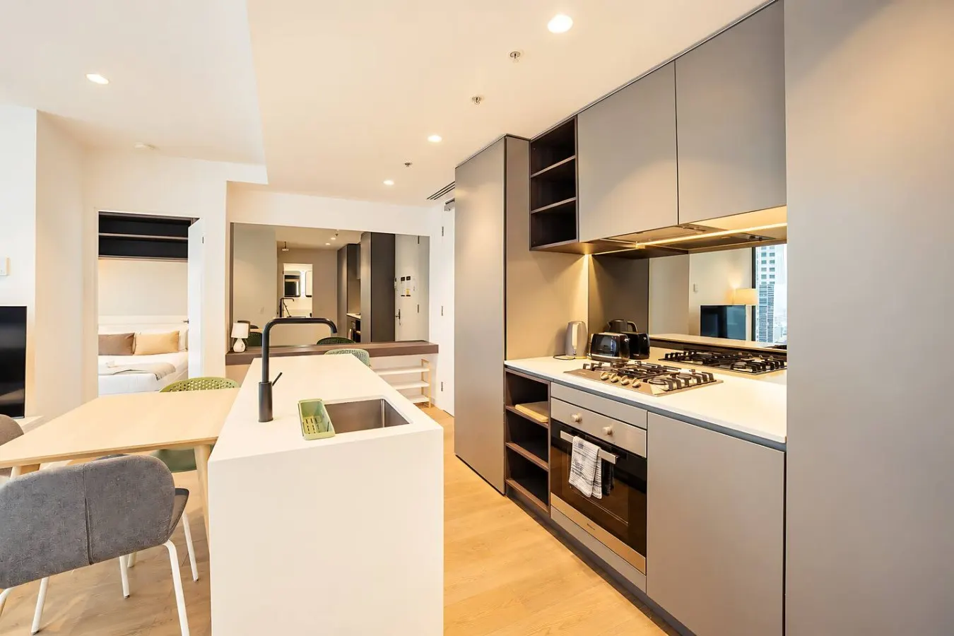 Central Melbourne 2BR Pool, Gym & City Views 3