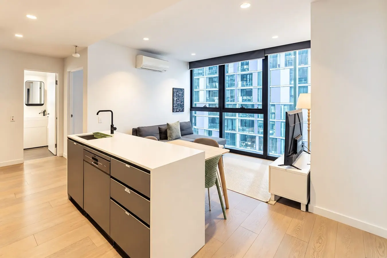 Central Melbourne 2BR Pool, Gym & City Views 4
